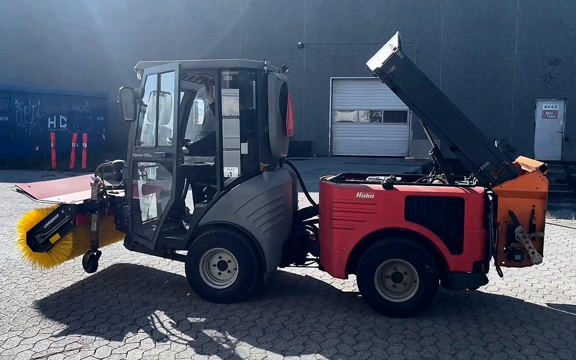 Snetjenestens Hako Citymaster 1250plus med fejekost foran og saltspreder bagpå, klar til vinterservice